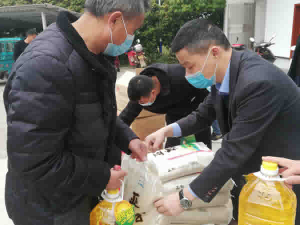 江西同瑞建筑工程有限公司向贫困户进行爱心捐赠